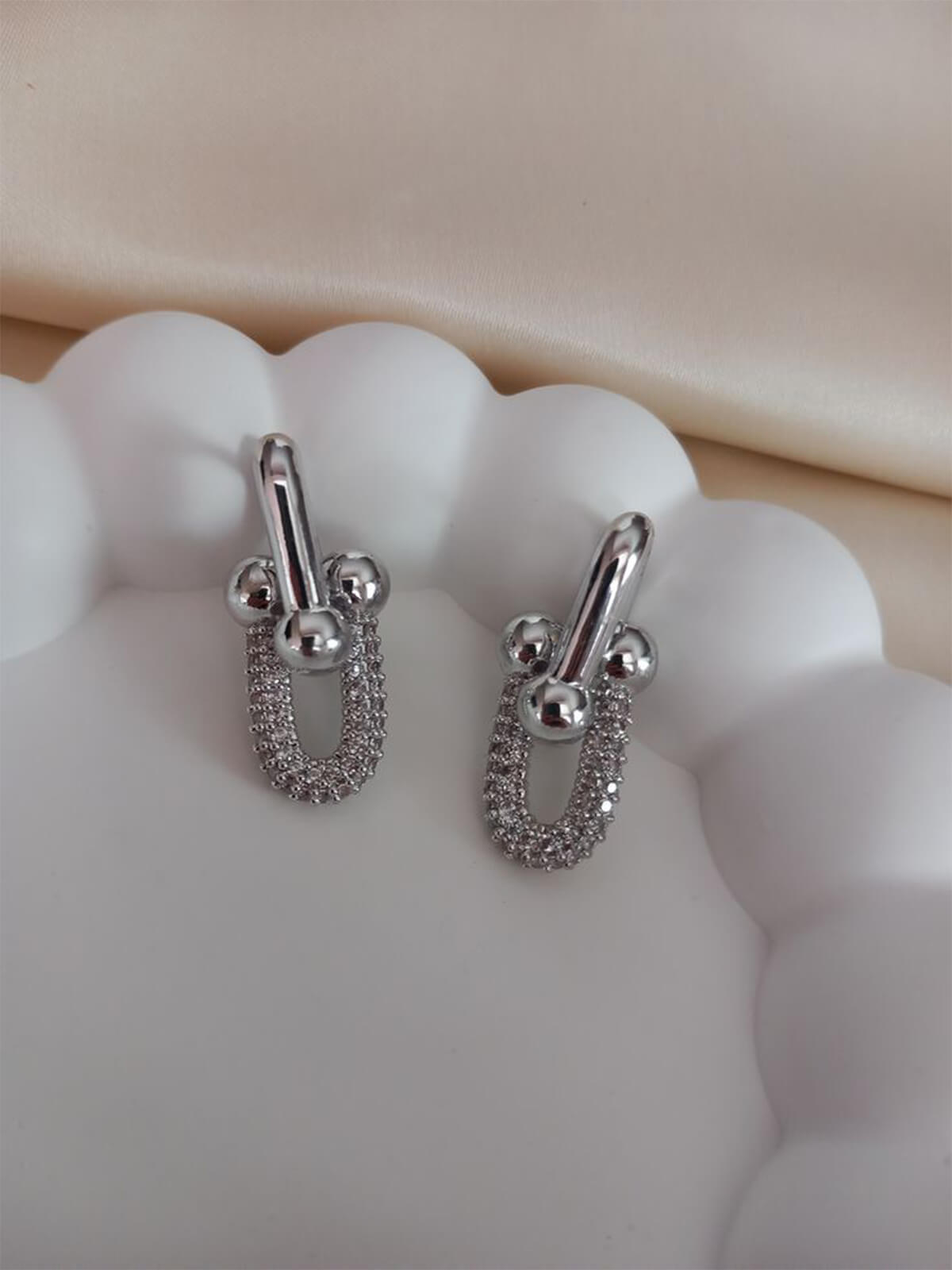 Işıltılı U-Form Zirkon Taşlı Çelik Küpe