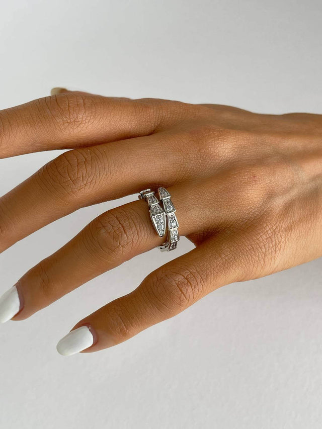 Işıltılı Serpantin: Zirkon Taşlı Yılan Formlu Çelik Yüzük